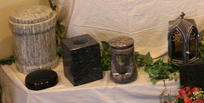 Verschillende accessoires en urnen